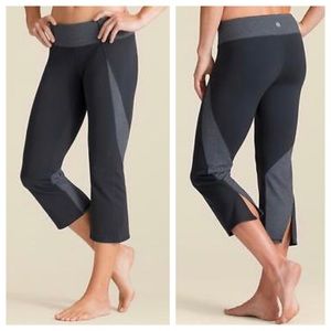 Athleta Ananda Capri Yoga Pants Black 